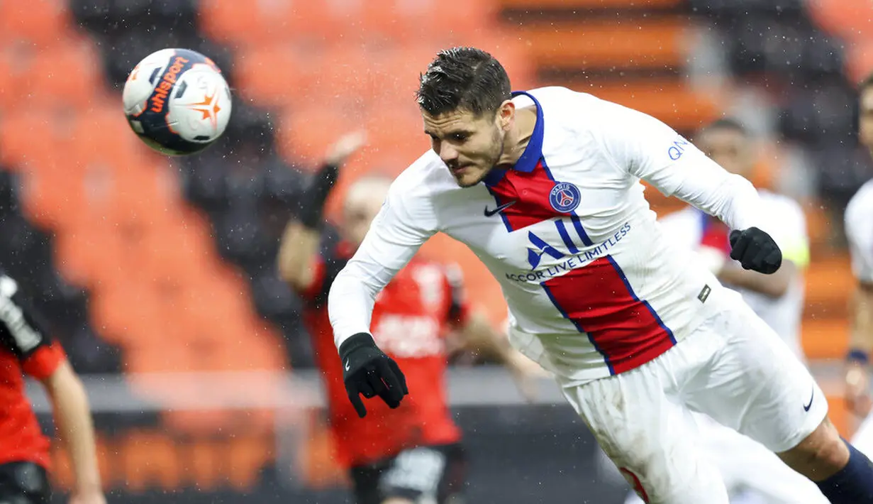Striker Paris Saint-Germain (PSG), Mauro Icardi, menyundul bola saat melawan Lorient pada laga Liga Prancis di Stadion Moustoir, Minggu (31/1/2021). PSG takluk dengan skor 3-2. (AP/David Vincent)