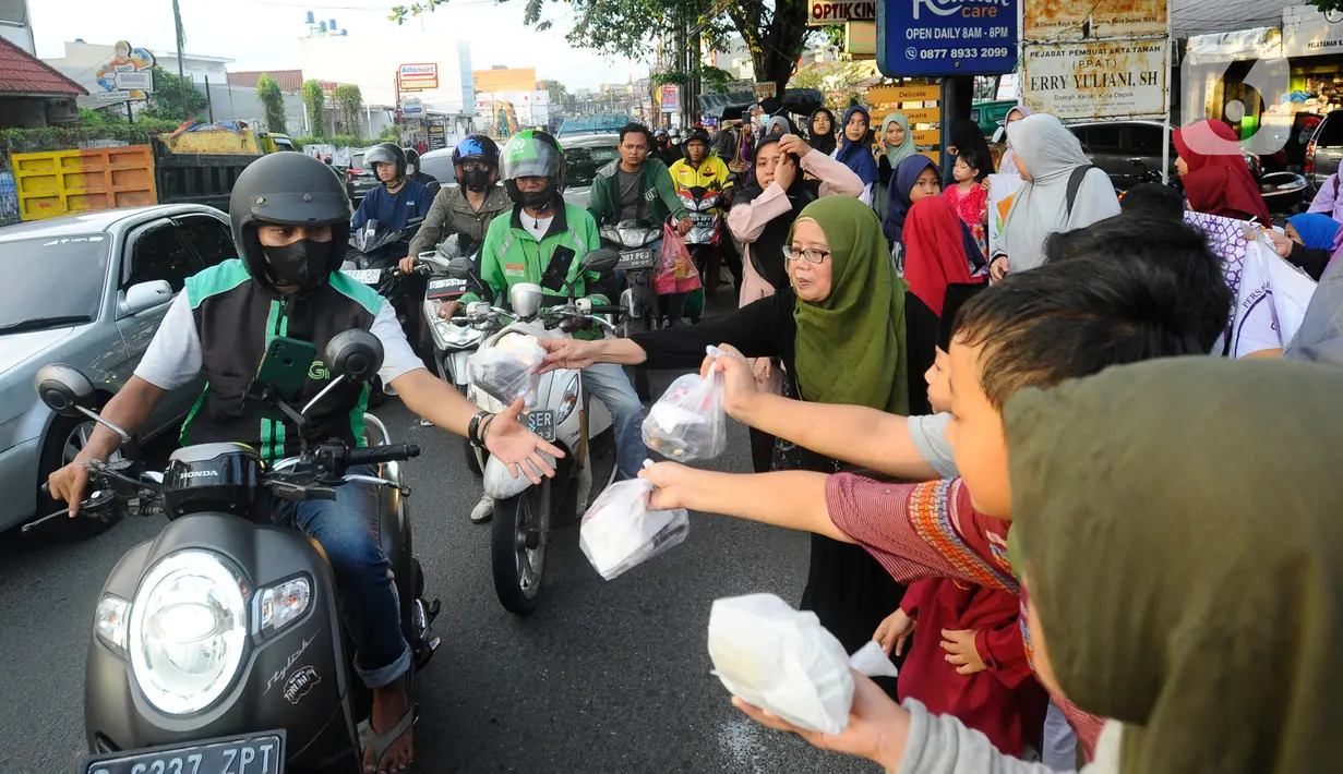 Pembagian takjil gratis dilakukan kepada pengendara jalan umum di kawasan tersebut. (merdeka.com/Arie Basuki)
