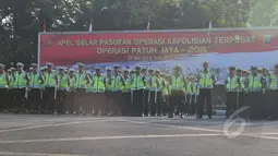 Sejumlah anggota kepolisian mengikuti Apel  "operasi patuh jaya 2015" di lapangan dit lantas Polda metro jaya, Jakarta, Rabu (27/5/2015). Operasi ini merupakan cipta kondisi menjelang bulan ramadhan. (Liputan6.com/Herman Zakharia)