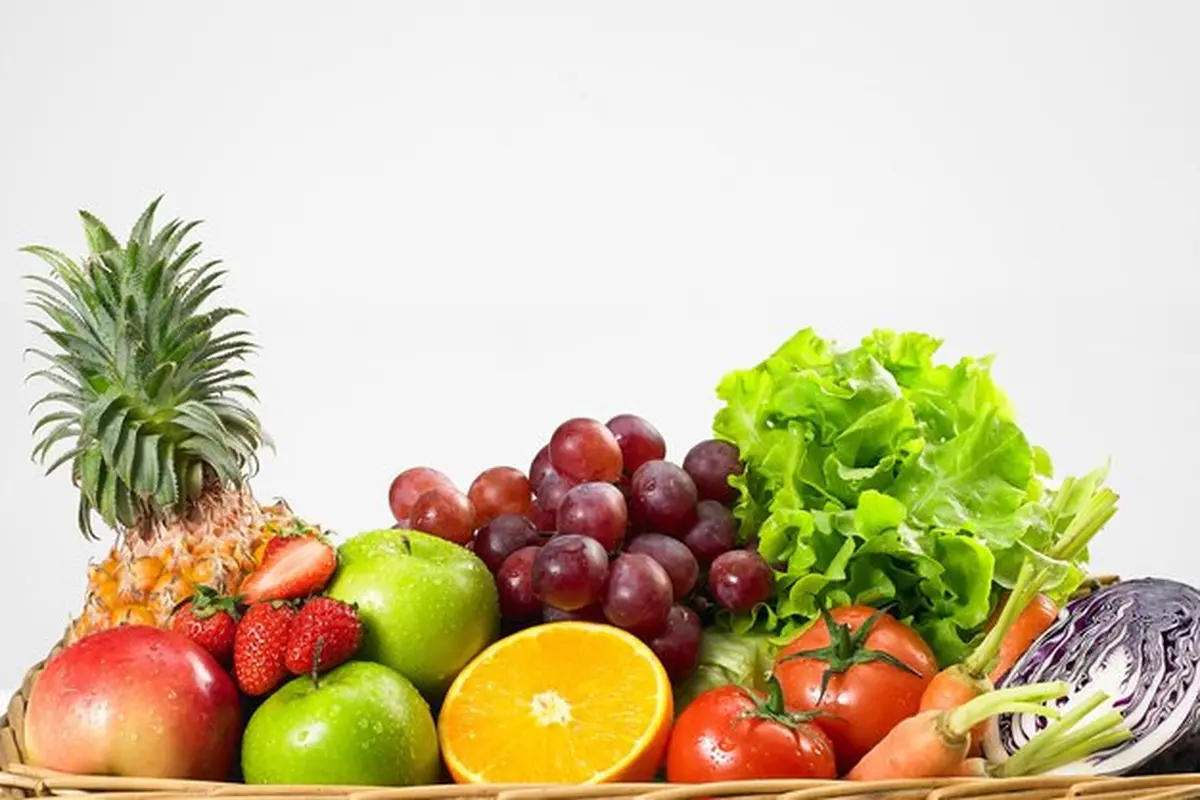Berbagai jenis buah dan sayur dalam sebuah keranjang (Foto Dok: Freepik/EyeEm)