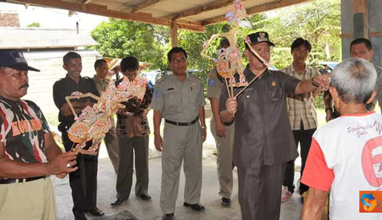 Citizen6, Lampung: Pejabat Bupati Tulang Bawang barat, Bachtiar Basri, sedang mengamati sebuah wayang kulit hasil karya pengrajin di Kampung Candra Kencana, Kecamatan Tulang Bawang tengah. (Pengirim: Jerry Hasan)