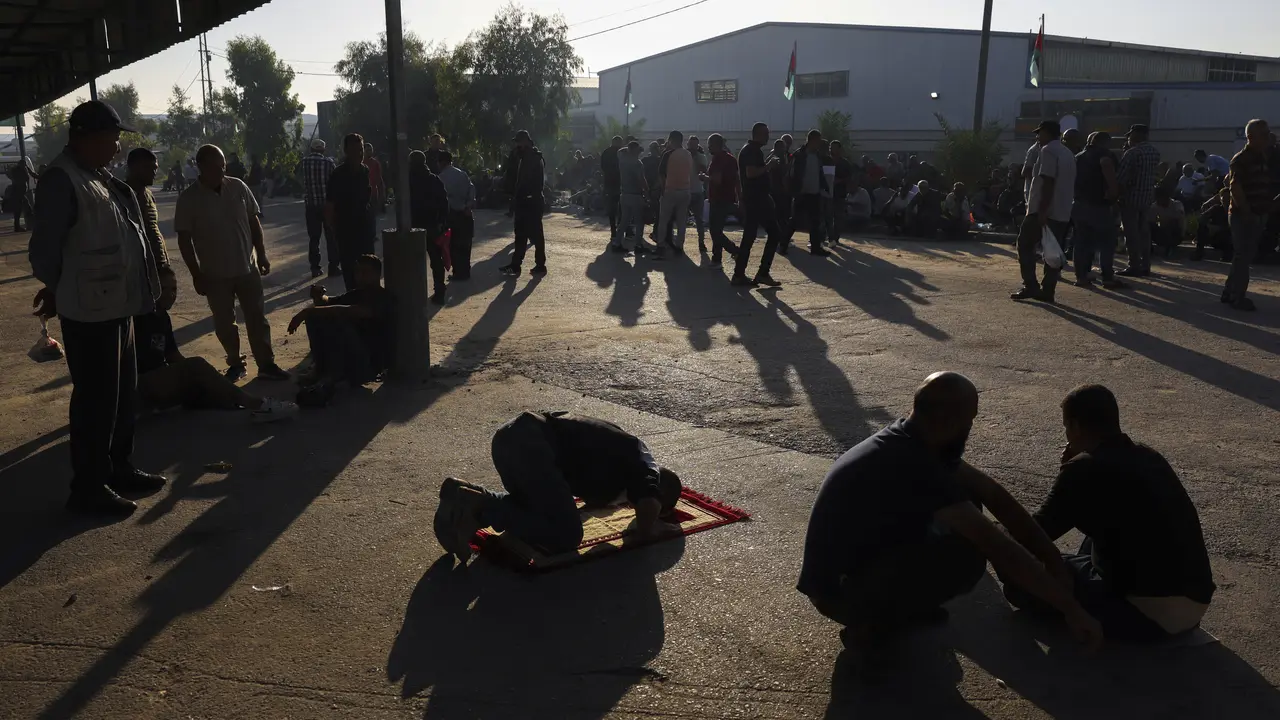 Israel Buka Kembali Penyeberangan Gaza untuk Pekerja Palestina
