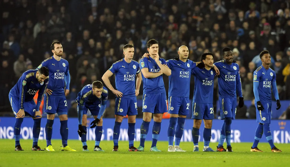 Ekspresi sedih para pemain Leicester City usai kalah dari Manchester City pada laga Piala Liga Inggris di King Power Stadium, Leicester, (19/12/2017). Manchester City menang lewati penalti  4-3. (AP/Rui Vieira)