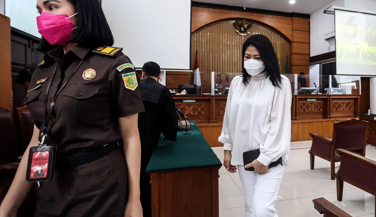 Terdakwa kasus pembunuhan berencana Brigadir Yosua Hutabarat, Putri Candrawathi seusai menjalani sidang dengan agenda pembacaan tanggapan jaksa atau replik di Pengadilan Negeri Jakarta Selatan, Jakarta, Senin (30/1/2023). Dalam persidangan, jaksa meminta majelis hakim untuk mengesampingkan pleidoi yang pernah diajukan oleh terdakwa serta penasihat hukumnya. (Liputan6.com/Johan Tallo)