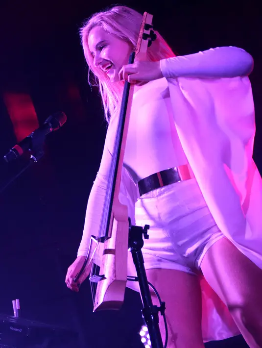 Clean Bandit tampil selama 60 menit di konser mereka yang pertama kali di Indonesia ini. Mereka membawakan 12 buah lagu yang membuat penonton turut menikmati penampilannya meski cepat berlalu. (Galih W. Satria/Bintang.com)