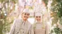 Potret Pasangan Artis Menikah Pakai Baju Adat Betawi. (Sumber: Instagram/imagenic)