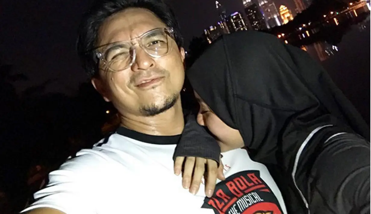 Kepedihan begitu terlihat dari orang tuanya yang ikut mengantarkan kepergian putrinya yang akan menetap di negeri orang. Ayah Bella, Busyamin, berkaca-kaca saat melepas putrinya. Air mata terlihat mengalir di pipinya. (Instagram/laudyacynthiabella)