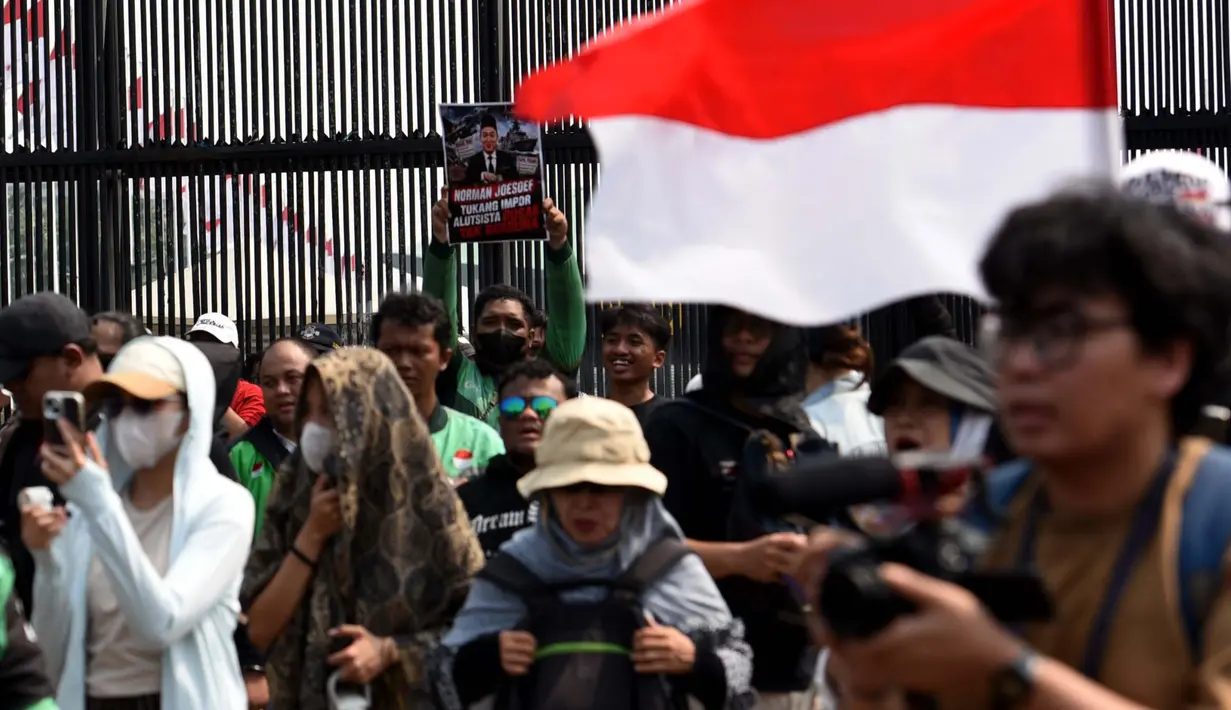 Aktivis Barisan Oposisi Indonesia (BOI) melakukan aksi unjuk rasa mendesak pembersihan dugaan mafia alat utama sistem persenjataan (alutsista) di depan Gedung Kompleks Parlemen, Jakarta, Kamis, 27 Agustus 2026. (KLY/ Arie Basuki)