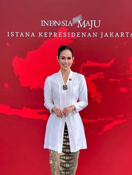 Cantiknya Loemongga dibalut kebaya putih dengan padu padan kain wastra bernuansa gelap keemasan, dan bros cantik di panel tengah yang mempermanis keseluruhan penampilannya. [Foto: Instagram/loemongga]
