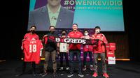 Michael Owen berfoto bersama dengan sejumlah fans Liverpool Indonesia, Big Reds saat acara&nbsp;saat acara Meet and Greet with Michael Owen di SCTV Tower, Senayan, Jakarta, Minggu (21/08/2022). (Bola.com/Bagaskara Lazuardi)