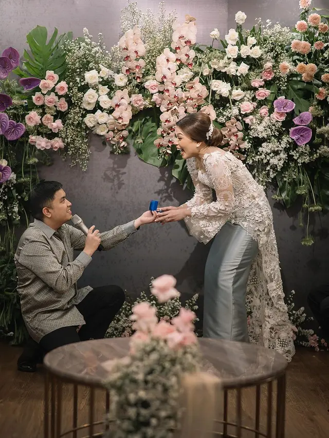 Gaya Kocak Romantis Lamaran Komika Oza Rangkuti dan Aisha Lahtiba, Tampil Simple dengan Busana Serba Lokal