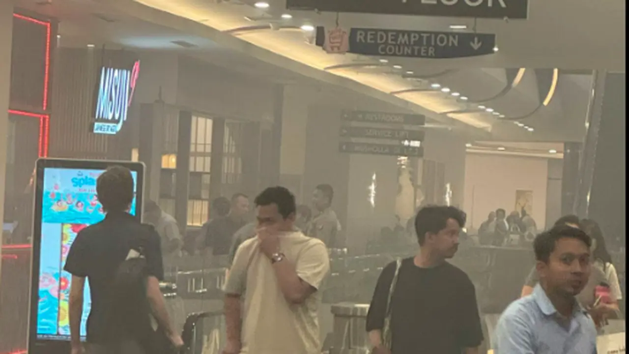 Kepanikan pengunjung Pondok Indah Mal saat muncul asap dari salah satu ruangan, Senin (16/2/2026). (Istimewa)