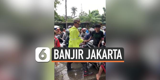 VIDEO: Aksi Polisi Angkat Motor yang Terjebak Banjir