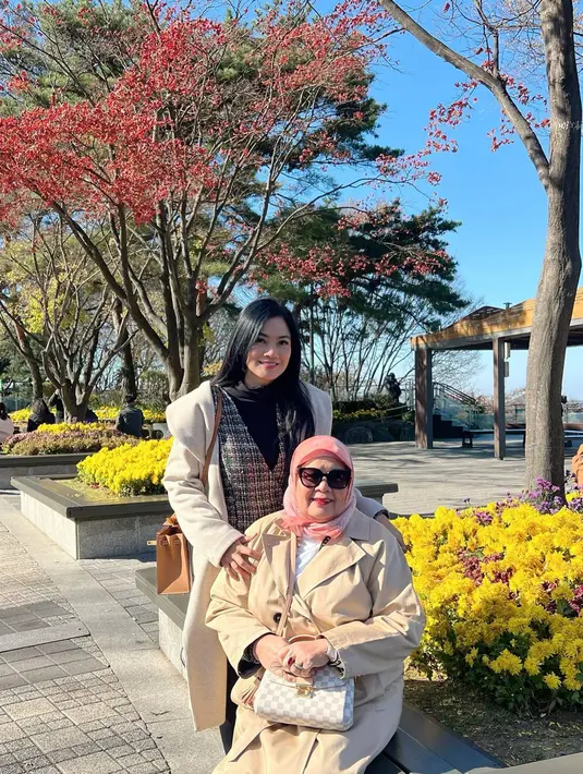 Seru mengunjungi berbagai tempat wisata yang indah, momen ini banyak diabadikan oleh Titi Kamal dalam media sosial Instagramnya. Tidak sedikit yang memuji Titi Kamal karena masih memiliki waktu untuk menikmati liburan bersama ibunda di tengah kesibukannya. (Liputan6.com/IG/@titi_kamall)