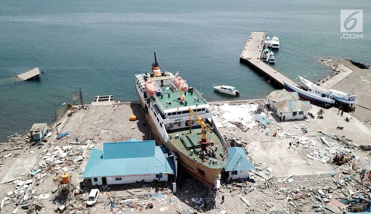 Pandangan udara, sebuah kapal KM Sabuk Nusantara 39 terseret ombak akibat tsunami Pelabuhan Wani, Donggala, Sulawesi Tengah Kamis (4/10). Kapal yang sedang bersandar terbawa arus hingga 70 meter. (Liputan6.com/Fery Pradolo)