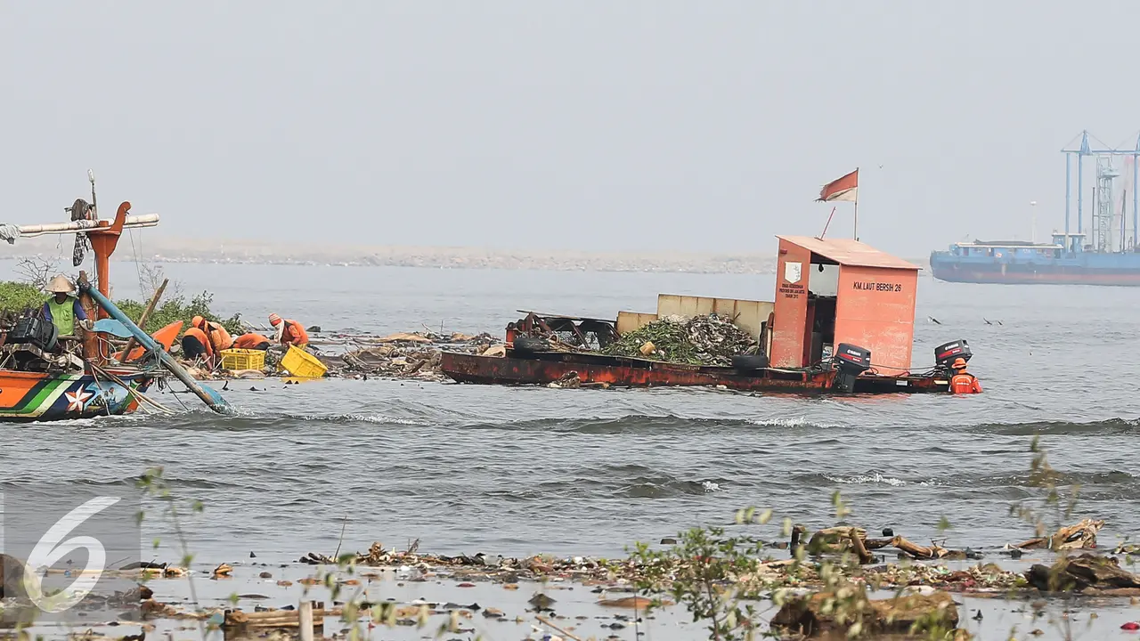 20151029-Petugas-Kebersihan-Pesisir-Teluk-Jakarta