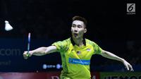 Tunggal putra Malaysia, Lee Chong Wei mengembalikan kok ke pebulu tangkis Hong Kong, Ng Ka Long Angus pada 32 besar Indonesia Open 2018, Istora GBK, Jakarta, Rabu (4/7). Lee Chong Wei unggul 21-15, 18-21, 21-10. (Liputan6.com/Helmi Fithriansyah)