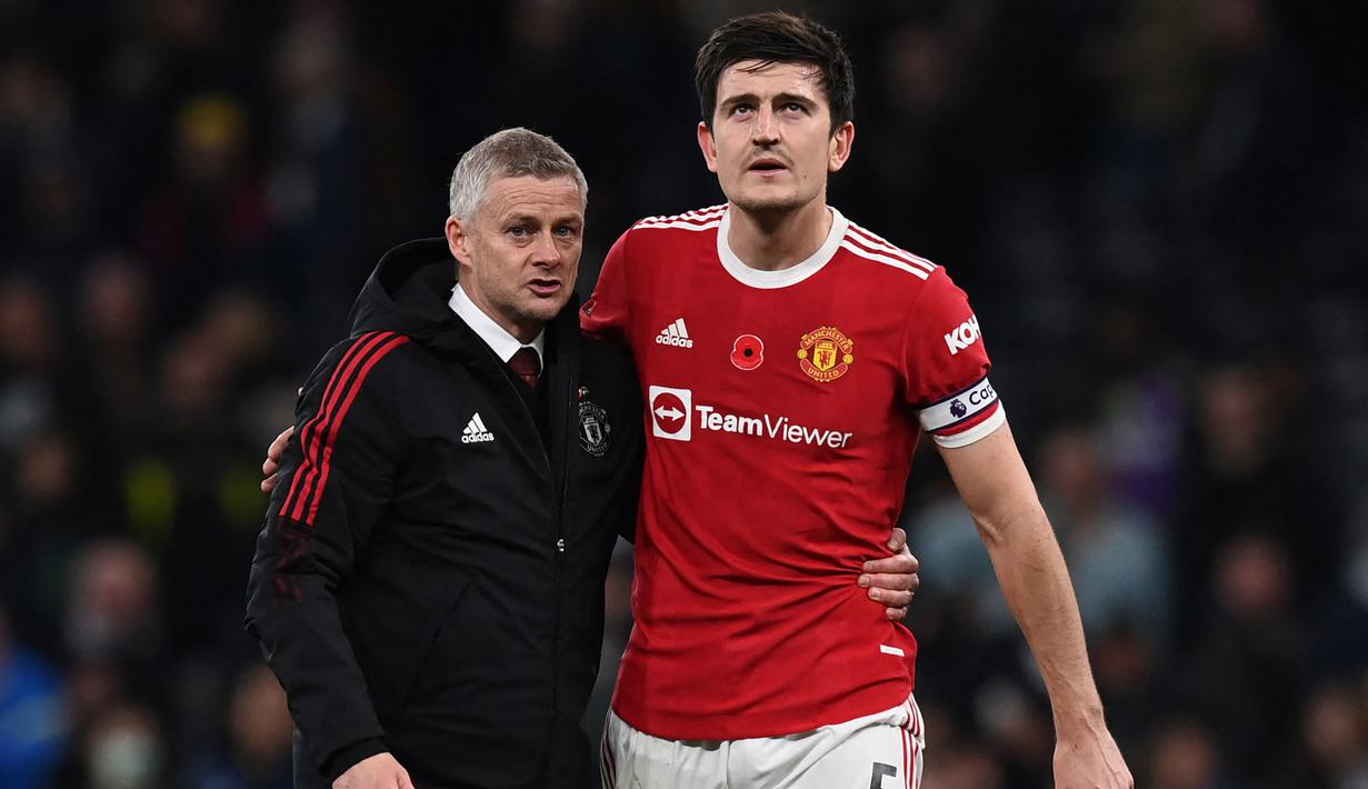 Harry Maguire merupakan kapten sekaligus pemain yang sulit digantikan di Manchester United asuhan Ole Gunnar Solskjaer. Ia tercatat bermain selama 876 menit dengan menorehkan 1,3 tackling per laga, 0,7 intersep, 3,5 sapuan, dan 0,6 pelanggaran, serta memenangkan 24 kali duel udara. (AFP/Glyn Kirk)