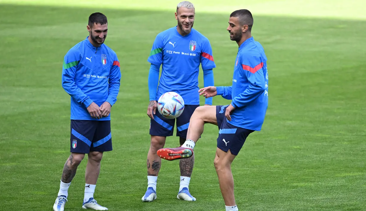 <p>Penyerang Italia Matteo Politano (kiri), bek Italia Federico Dimarco (tengah) dan bek Italia Leonardo Spinazzola (kanan) menghadiri sesi latihan tim nasional di Moenchengladbach, Jerman barat, Senin (13/6/2022). Jerman dan Italia akan kembali duel pada matchday 4 Grup 3 UEFA Nations League A 2022/2023 di Borussia-Park, Rabu 15 Juni 2022 dini hari WIB. (Ina FASSBENDER / AFP)</p>