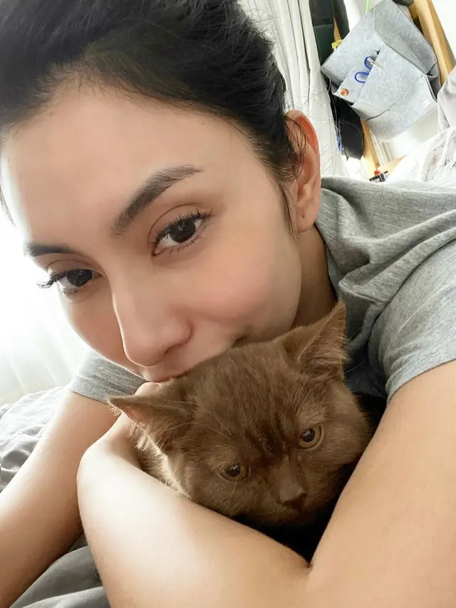 ilustrasi potret tyas mirasih dan kucing/instagram: tyas mirasih