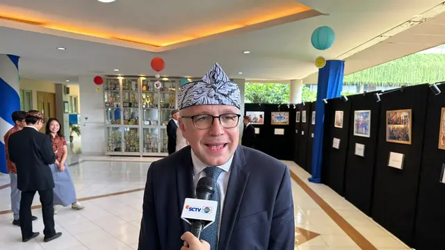 Direktur IFI Jules Irrmann dalam acara "La Semaine Franchoponie" yang diadakan di SMA Labschool Cibubur, Jumat (22/3/2024). (Liputan6/Benedikta Miranti)