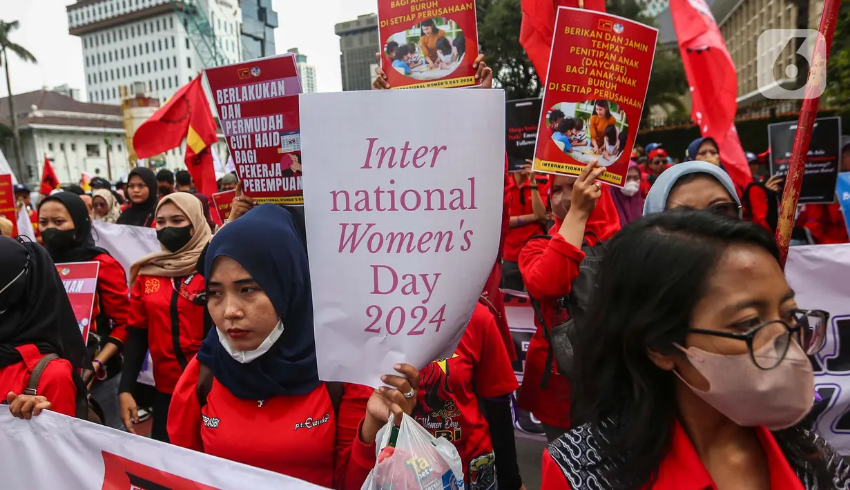 Massa juga menyuarakan beragam isu perempuan melalui poster, spanduk dan orasi selama unjuk rasa berlangsung. (Liputan6.com/Angga Yuniar)
