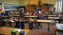 Anak-anak terlihat di dalam kelas di sebuah sekolah di Praha, Republik Ceko (25/5/2020). Pencabutan pembatasan tersebut dalam upaya membuka kembali perekonomian lebih lanjut. (Xinhua/Dana Kesnerova)