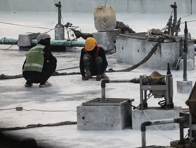 Petugas melakukan perawatan air mancur menari di Taman Lapangan Banteng, Jakarta, Selasa (23/5/2023). Perbaikan ini ditargetkan rampung sebelum HUT Jakarta pada 22 Juni. (Liputan6.com/Johan Tallo)