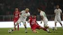 Striker Persebaya, Diogo Campos, berebut bola dengan striker Persija Jakarta, Marko Simic, pada laga Shopee Liga 1 di SUGBK, Jakarta, Selasa (17/12). Persebaya menang 2-1 atas Persija. (Bola.com/Yoppy Renato)