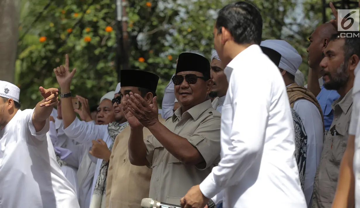 Capres nomor urut 02 Prabowo Subianto saat menghadiri syukuran kemenangan di kediaman Prabowo, di Kertanegara, Jakarta, Jumat (19/4). Acara dengan tema gema nisfu sya'ban sekaligus ucapan syukur kemenangan Prabowo - Sandiaga tersebut dihadiri ribuan pendukung. (Liputan6.com/Faizal Fanani)