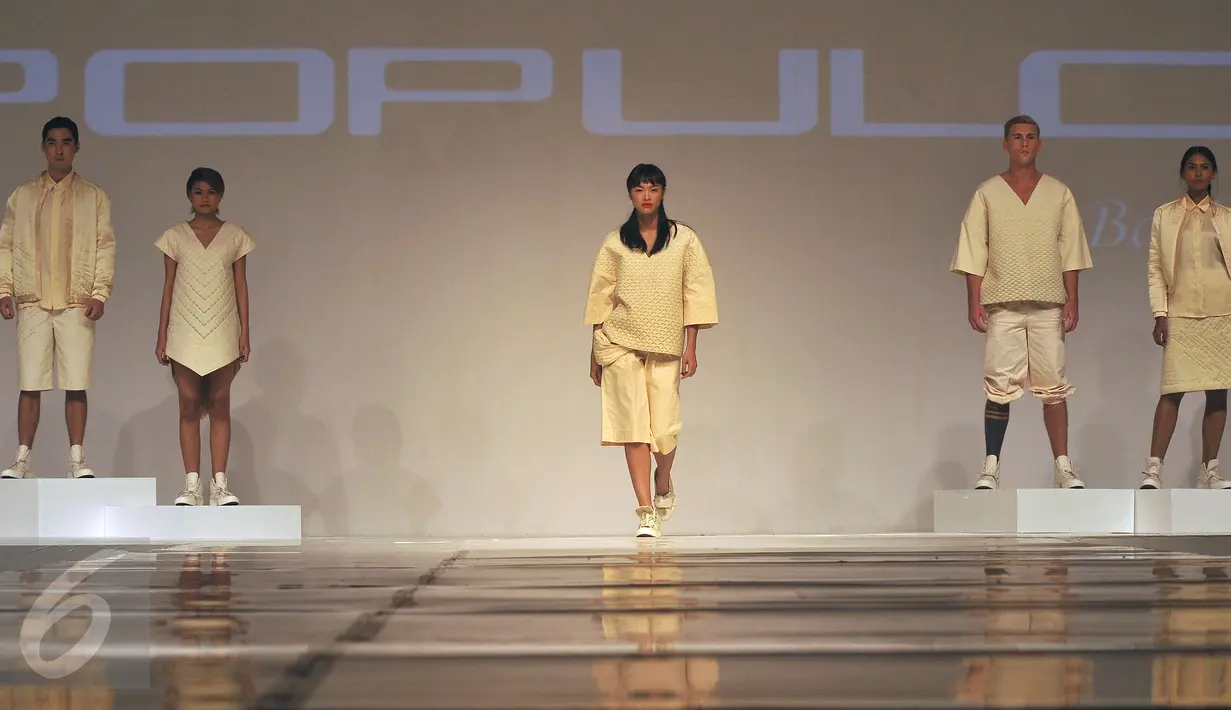 Sejumlah Model membawakan busana Populo Batik karya Desainer Bai Soemarlono dan Joseph Lim pada Fashion Show yang di selenggarakan di Senayan City, Jumat Malam, (3/6). Para model membawakan Busana Batik yang modern. (Liputan6.com/Johan Tallo)