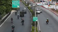 Djarot Serahkan Pergub Larangan Sepeda Motor ke Anies Baswedan