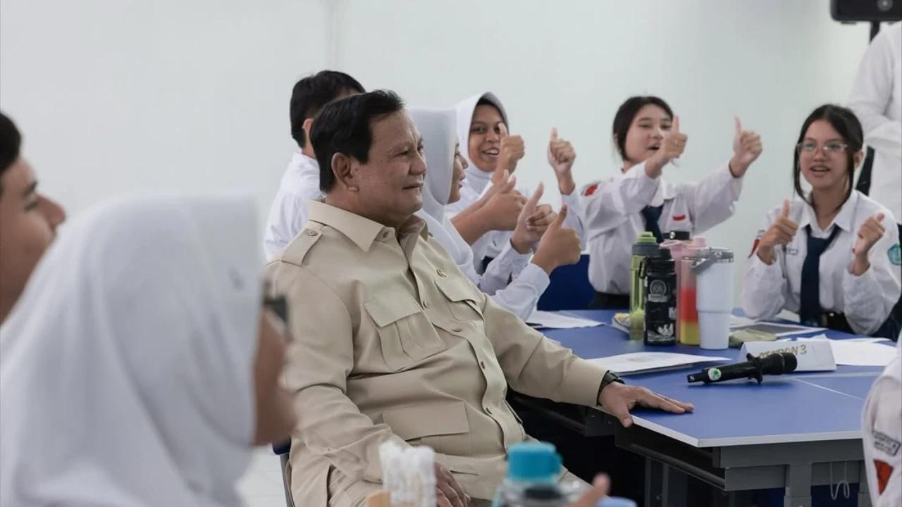 Di Hadapan Para Guru, Prabowo Beri Pertanyaan Mendadak ke Dua Menteri soal Renovasi Sekolah