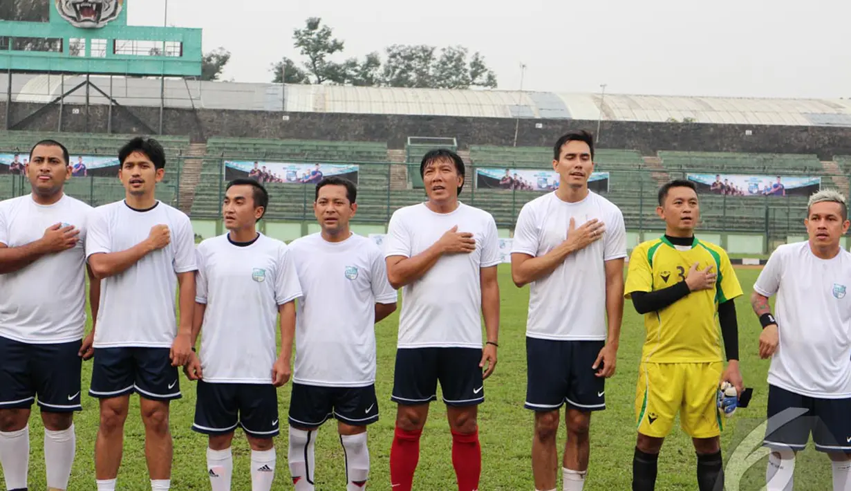 Setelah pertandingan berakhir, para pemain artis dan persib U-21 menyanyikan lagu Indonesia Raya bersama para penonton. (Liputan6.com/GilarDhani)