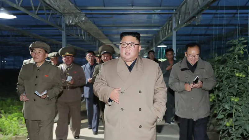 Gaya Kim Jong-un saat Tinjau Lahan Pertanian