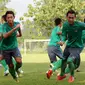 Sejumlah pemain timnas U-22 Indonesia menjalani sesi latihan di Lapangan Sutasoma, Halim Perdanakusuma, Jakarta, Selasa (3/3/2015). Latihan dilakukan untuk menghadapi babak Kualifikasi AFC Cup U-22 akhir Maret mendatang. (Liputan6.com/Helmi Fithriansyah)