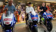 Víctor Cubeles (tengah) dan Jorge Lorenzo (kanan). (Dok. Jorge Lorenzo)