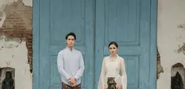 Dengan latar arsitektur keraton yang autentik, keduanya tampil bak pangeran dan putri dalam balutan busana adat Jawa yang elegan. [@elrumi/@syifahadju].