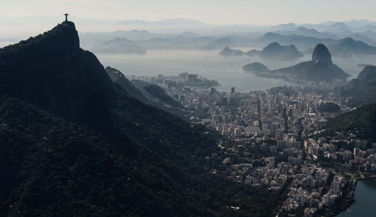 Rio de Janeiro dalam bahasa Portugis artinya Sungai Januari, kota ini menjadi salah satu kota dengan pemandangan indah di Dunia. (AFP/Yasuyoshi Chiba)