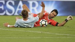 Keberhasilan ini juga membuat striker asal Italia itu sukses mengakhiri dominasi bintang Barcelona, Lionel Messi sebagai raja gol Eropa dalam tiga tahun terakhir. (AP/Gregorio Borgia)