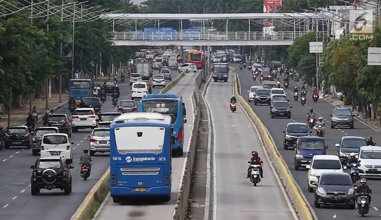 Pengendara sepeda motor melintasi jalur bus Transjakarta di Jalan Gunung Sahari, Jakarta, Kamis (27/12). Selain melanggar hukum, perilaku buruk pemotor tersebut juga dapat membahayakan keselamatan. Liputan6.com/Immanuel Antonius