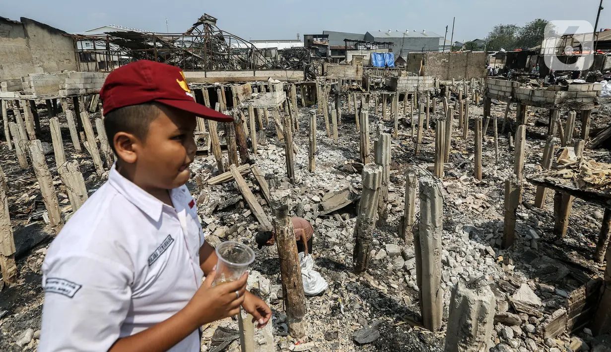 Petugas gabungan dan beberapa warga sekitar lokasi ikut beramai-ramai mengulurkan bantuan berupa makanan, pakaian, hingga obat-obatan. (Liputan6.com/Johan Tallo)