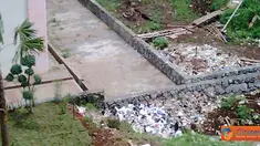 Citizen6, Semarang: Inilah tumpukan sampah di sekitar Gedung FISIP UNDIP lantai bawah.(kelompok 23)