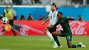 Kapten timnas Argentina, Lionel Messi mencetak gol ke gawang Nigeria pada matchday terakhir Grup D Piala Dunia 2018 di Stadion St. Petersburg, Selasa (26/6). Melalui cara dramatis, Argentina berhasil meloloskan diri ke babak 16 besar. (AP/Ricardo Mazalan)