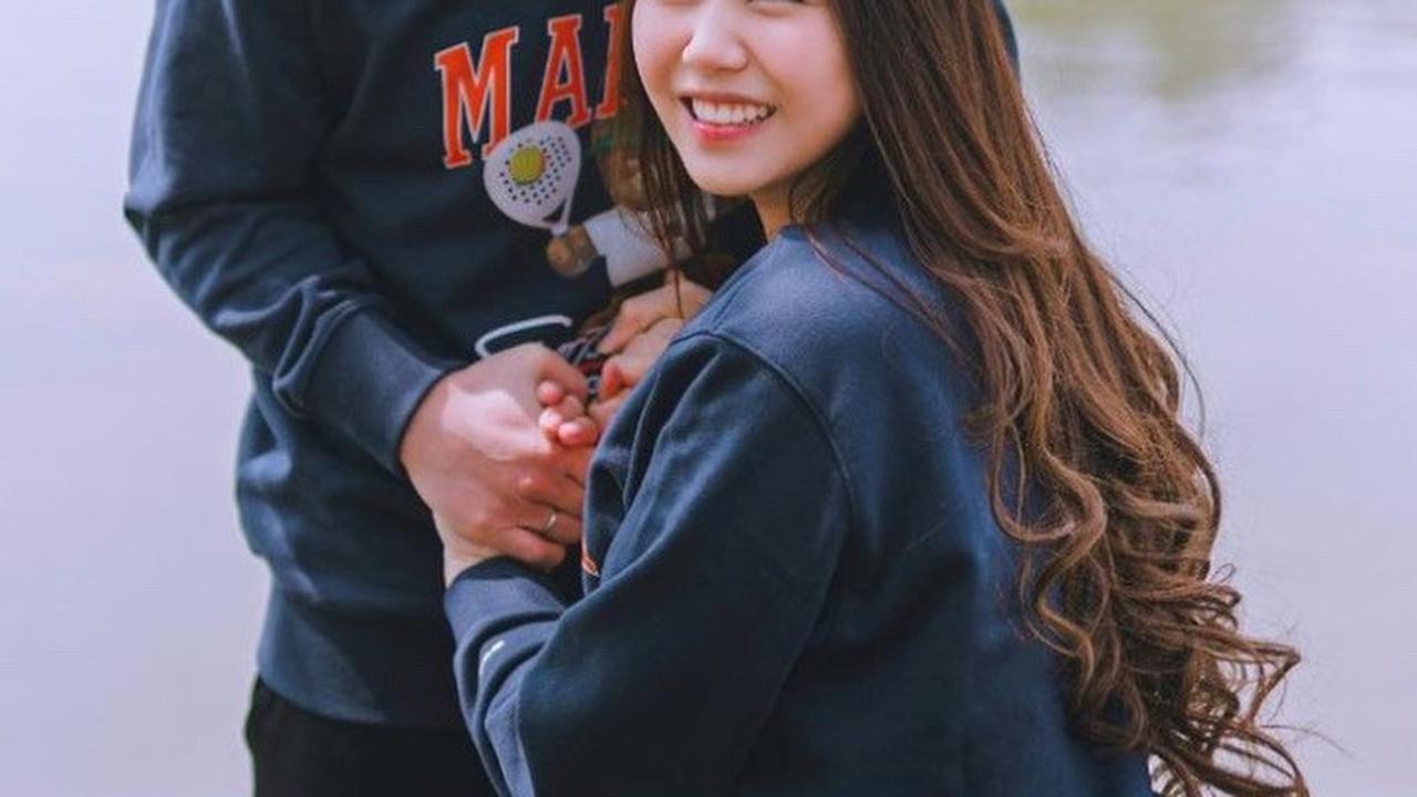 Jess dan Sisca baru mengumumkan kehamilan pertama pada bulan Mei 2021. Jess di akun Instagramnya mengunggah beberapa potret romantisnya di Korea Selatan sambil menuliskan pengumuman.
