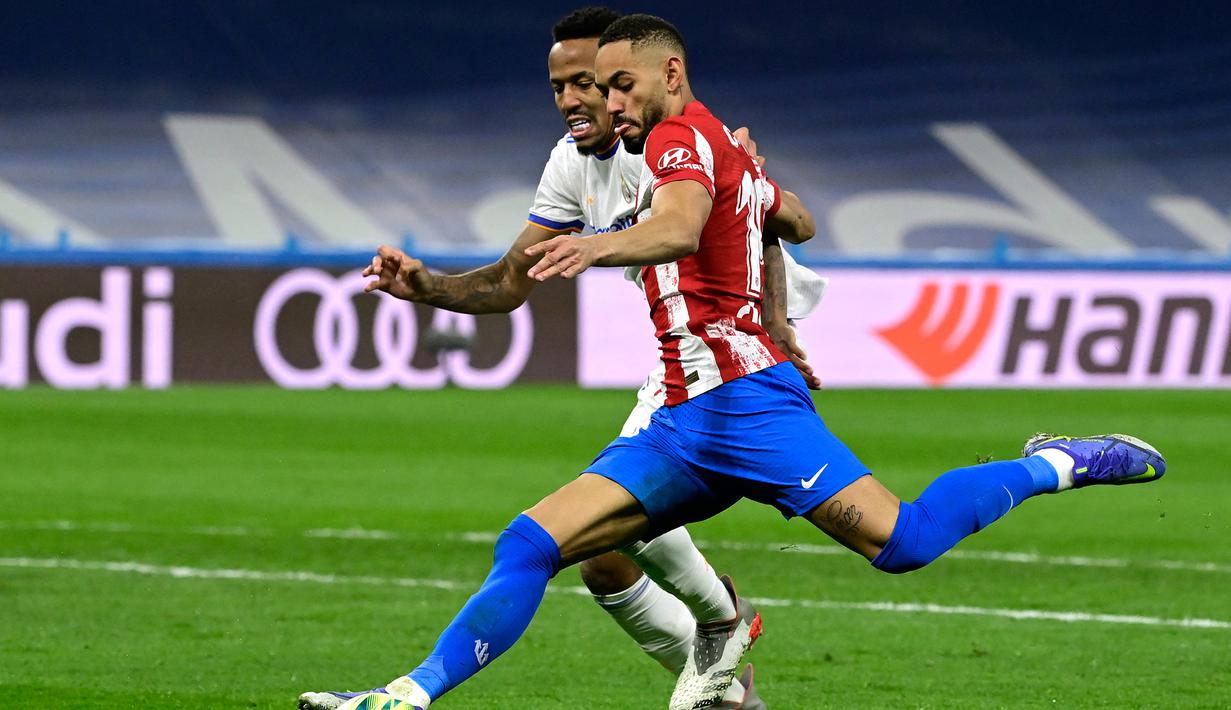 Tak lama berselang Joao Felix melepaskan umpan kepada Matheus Cunha di dalam kotak penalti Real Madrid. Sayang, sepakan dari jarak dekat Matheus Cunha masih mampu diantisipasi Thibaut Courtois. (AFP/Javier Soriano)