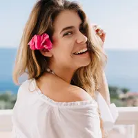 ilustrasi perempuan tersenyum/photo created by lookstudio - www.freepik.com