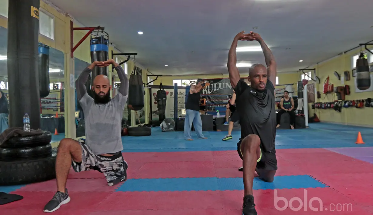 Untuk menjaga stamina Greg Nwokolo kerap berlatih di gym dengan pelatih khusus untuk menjaga kondisi tubuh tetap fit jelang Piala Presiden 2017. (Bola.com/Nicklas Hanoatubun)