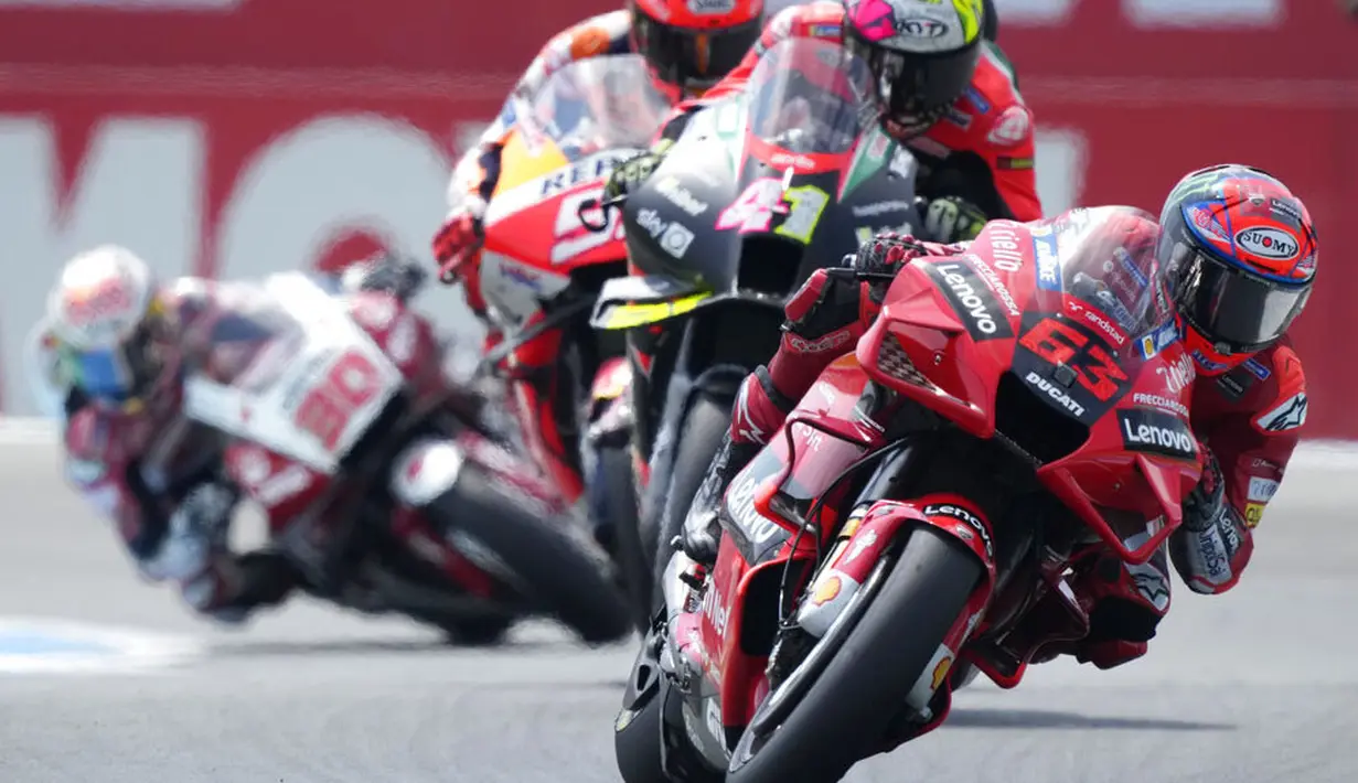 Selepas start, Fabio Quartararo yang menempati posisi start kedua langsung melesat memimpin lomba. Tepat dibelakang Quartararo diisi Francesco Bagnaia, Takaaki Nakagami, Maverick Vinales, dan Alex Rins yang melengkapi posisi lima besar. (AP/Peter Dejong)
