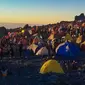 Suasana di Pasar Bubrah Gunung Merapi yang sarat dengan tenda pendaki. (foto: Liputan6.com / dok.pribadi/Edhie Prayitno Ige)